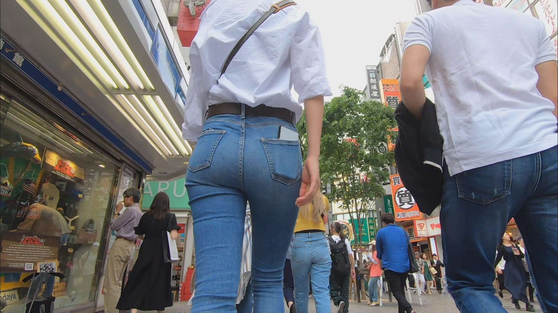 逛街的浅蓝牛仔九分裤细腿圆翘屯[1.03G]