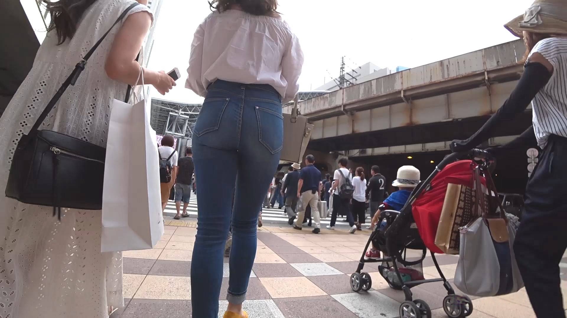 紧身牛仔裤小姐姐[890M]