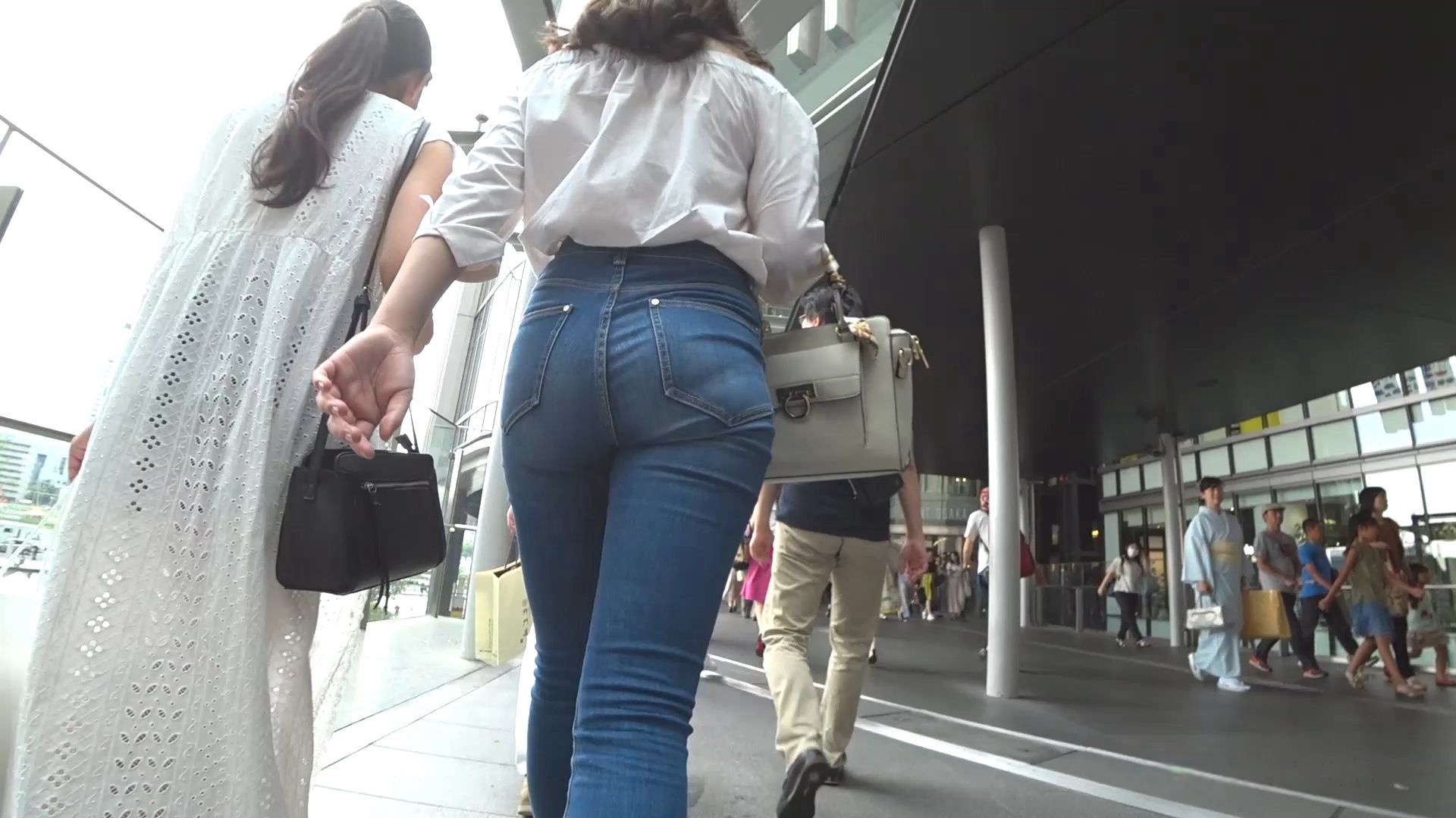 紧身牛仔裤小姐姐[890M]