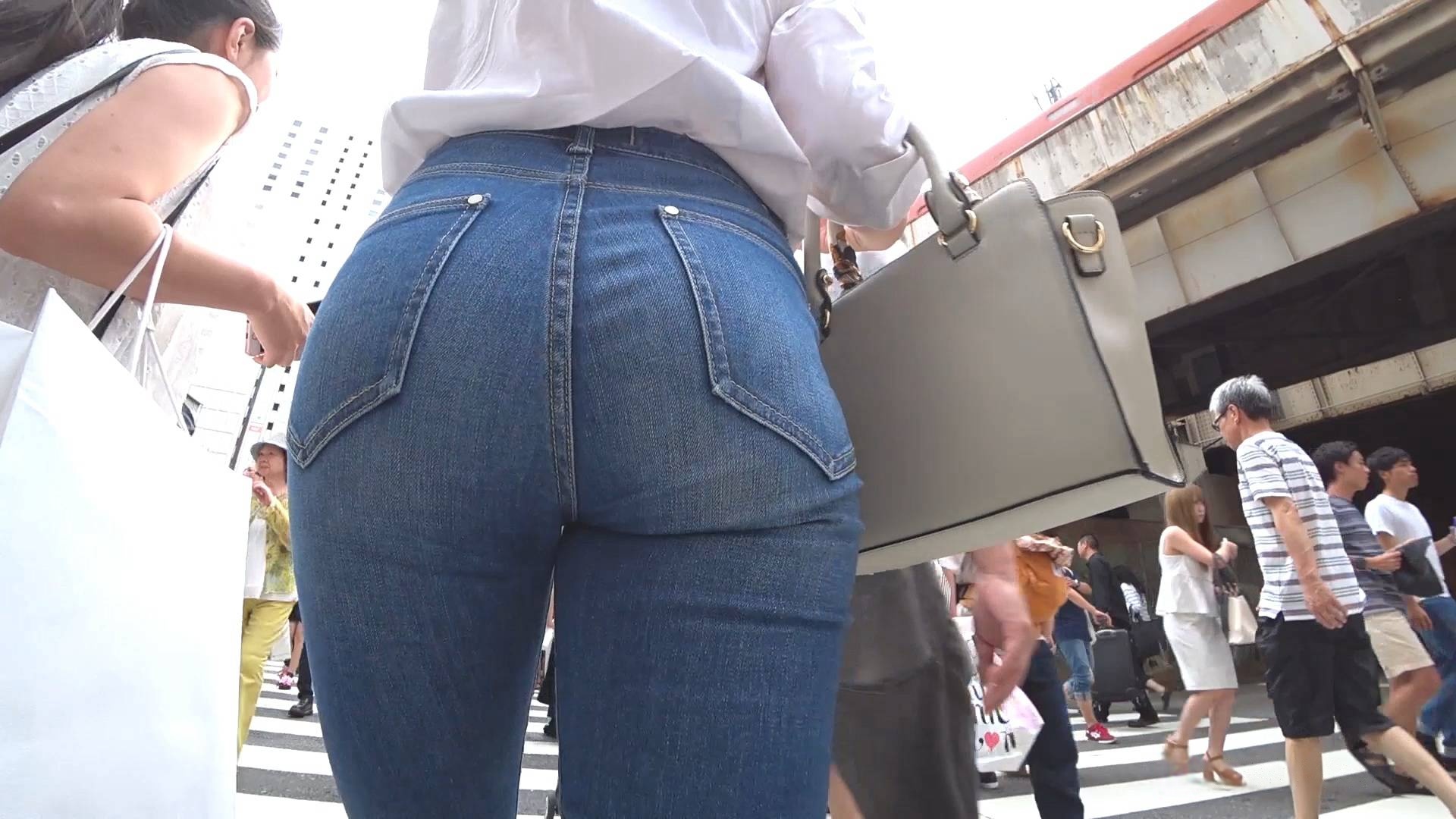 紧身牛仔裤小姐姐[890M]