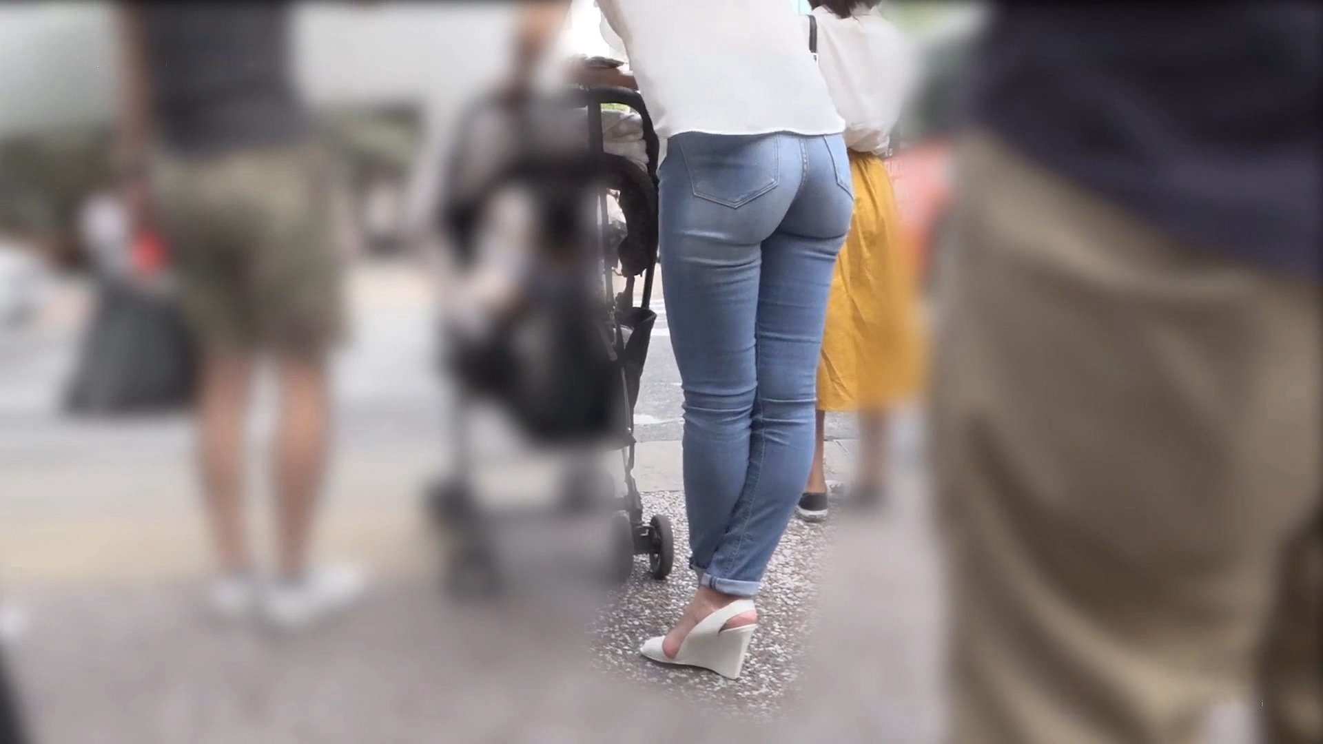 蓝色紧身高跟圆润翘屯美女[563M]