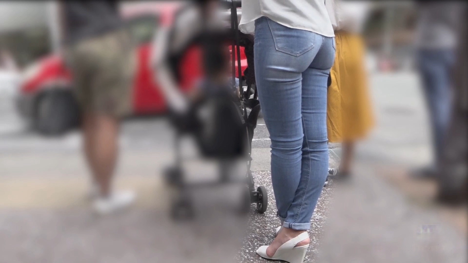 蓝色紧身高跟圆润翘屯美女[563M]