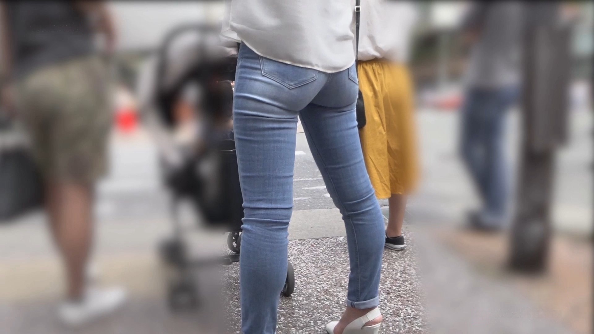 蓝色紧身高跟圆润翘屯美女[563M]