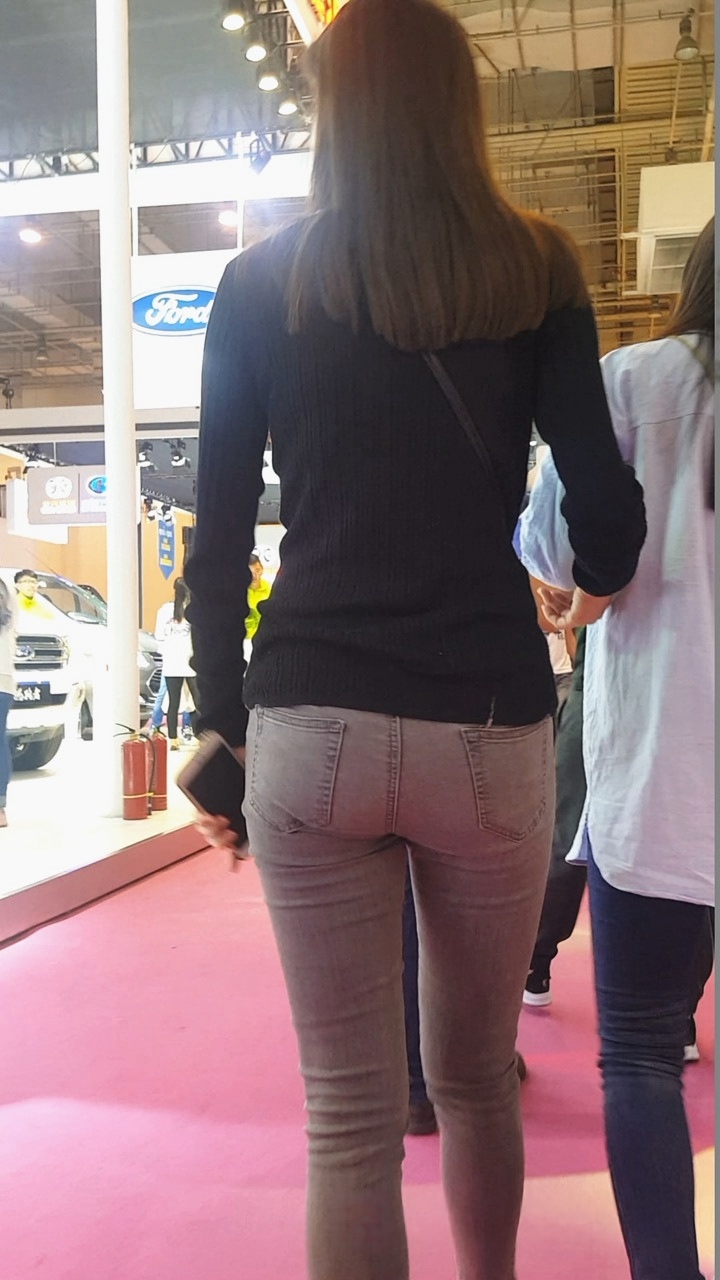 逛车展的紧身牛仔美女[469M/MP4]