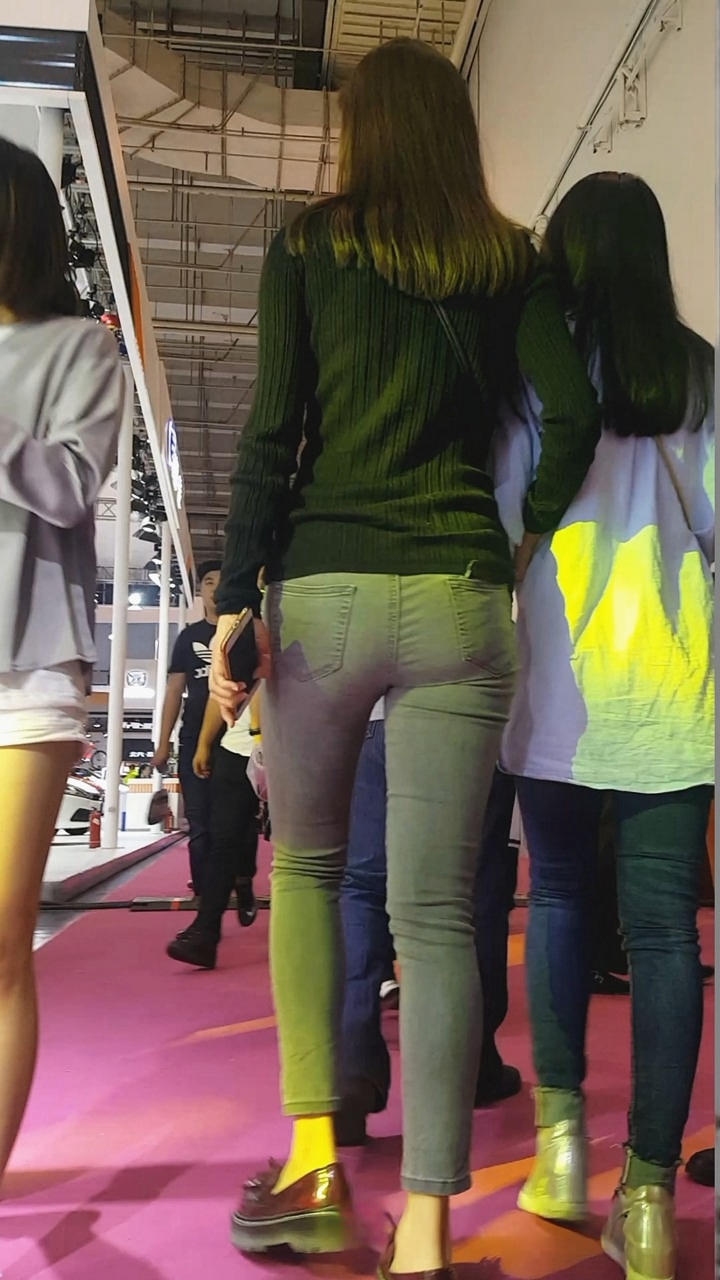 逛车展的紧身牛仔美女[469M/MP4]