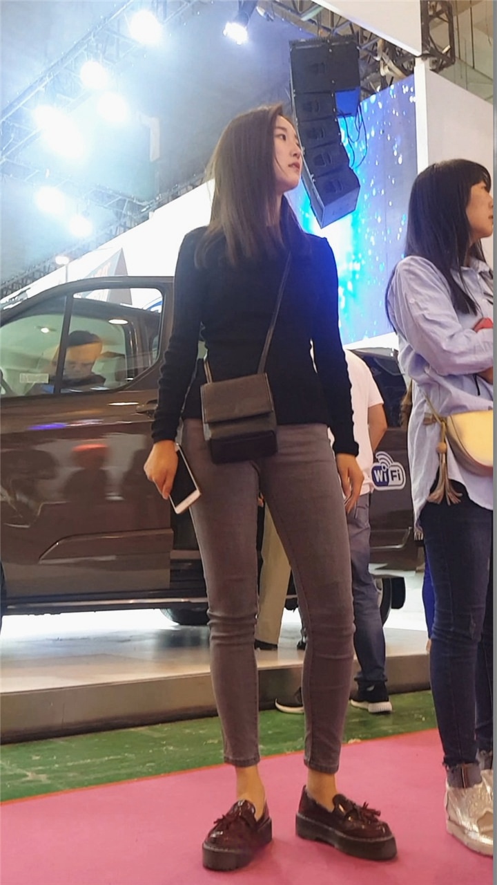 逛车展的紧身牛仔美女[469M/MP4]