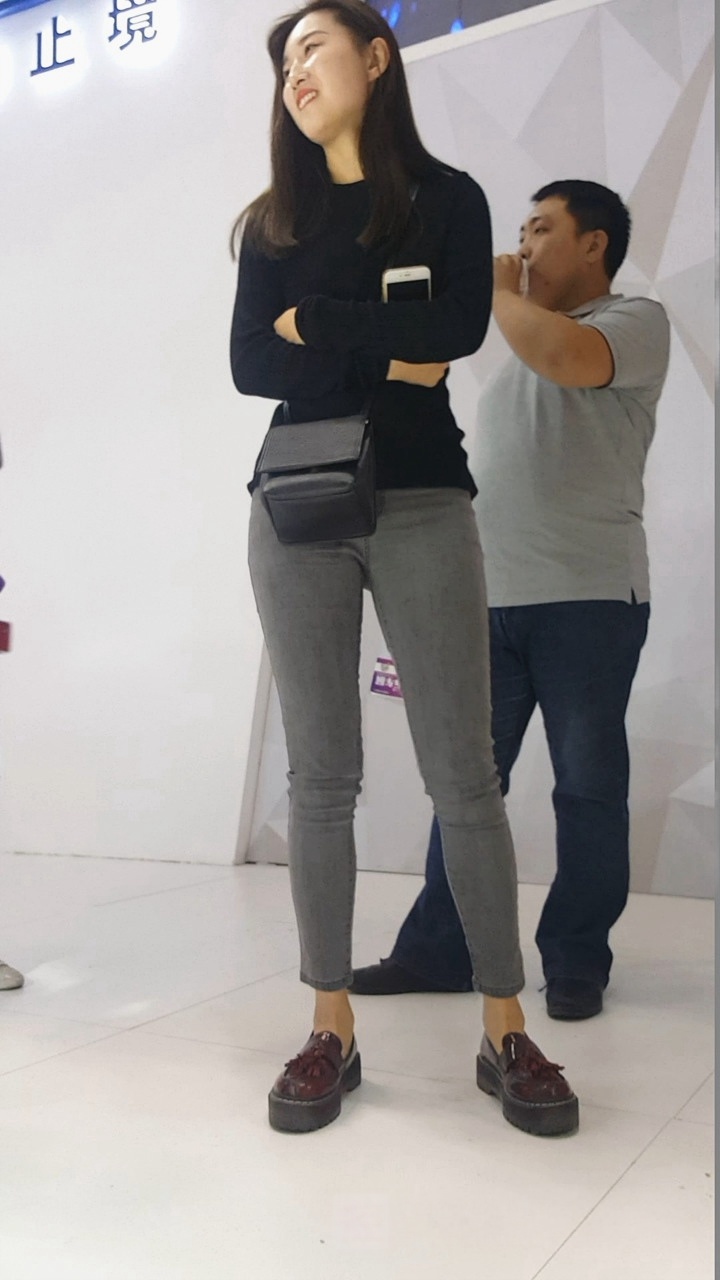 逛车展的紧身牛仔美女[469M/MP4]