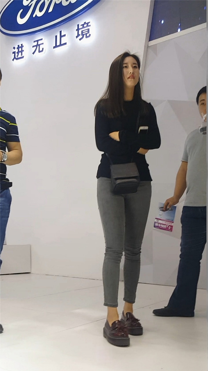 逛车展的紧身牛仔美女[469M/MP4]