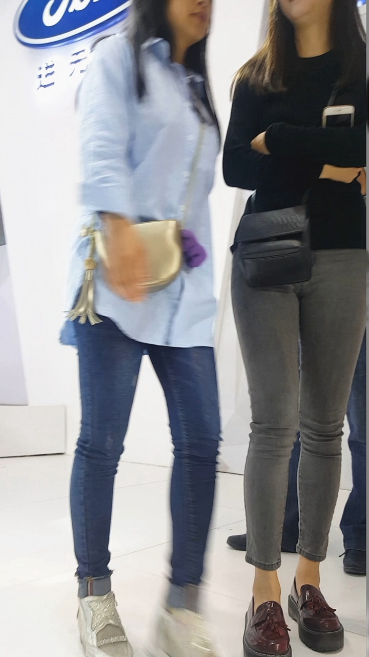 逛车展的紧身牛仔美女[469M/MP4]