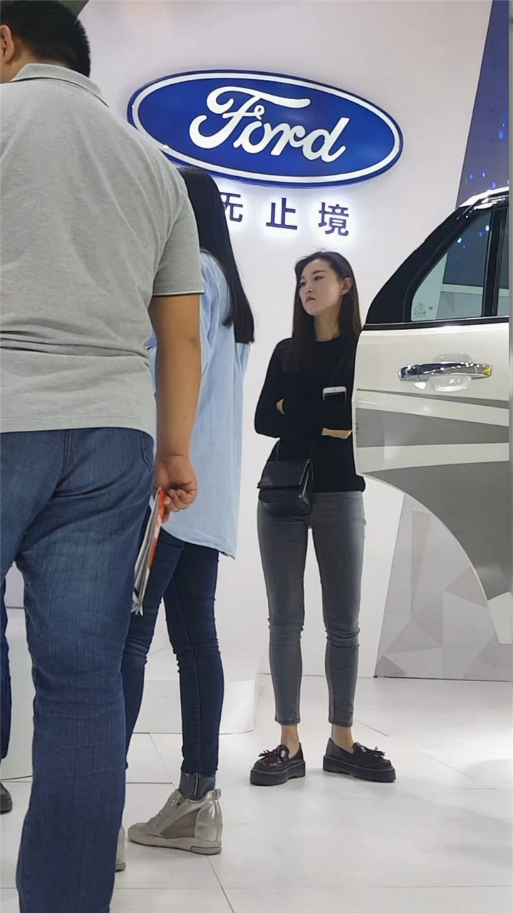 逛车展的紧身牛仔美女[469M/MP4]