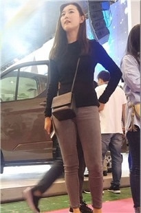 逛车展的紧身牛仔美女[469M/MP4]