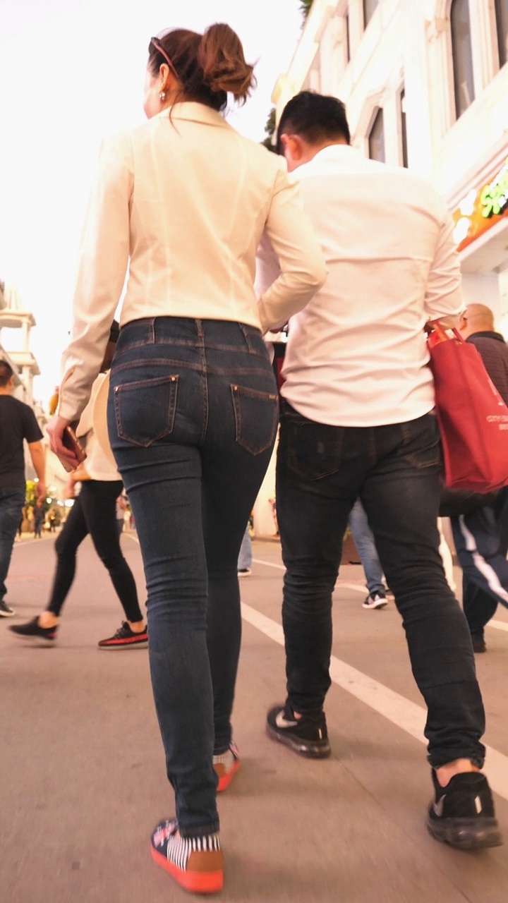 牛仔裤紧身美臀美眉[285M/MP4]