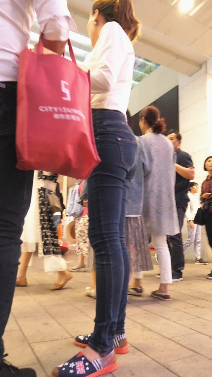 牛仔裤紧身美臀美眉[285M/MP4]