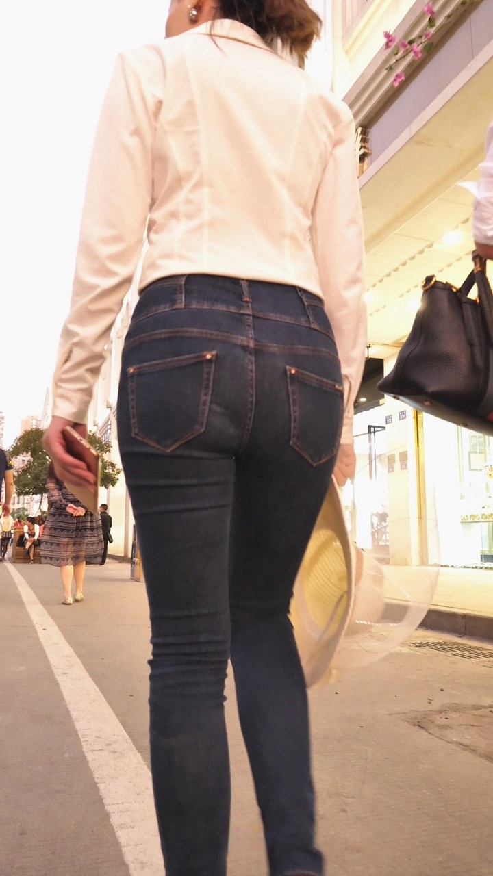 牛仔裤紧身美臀美眉[285M/MP4]