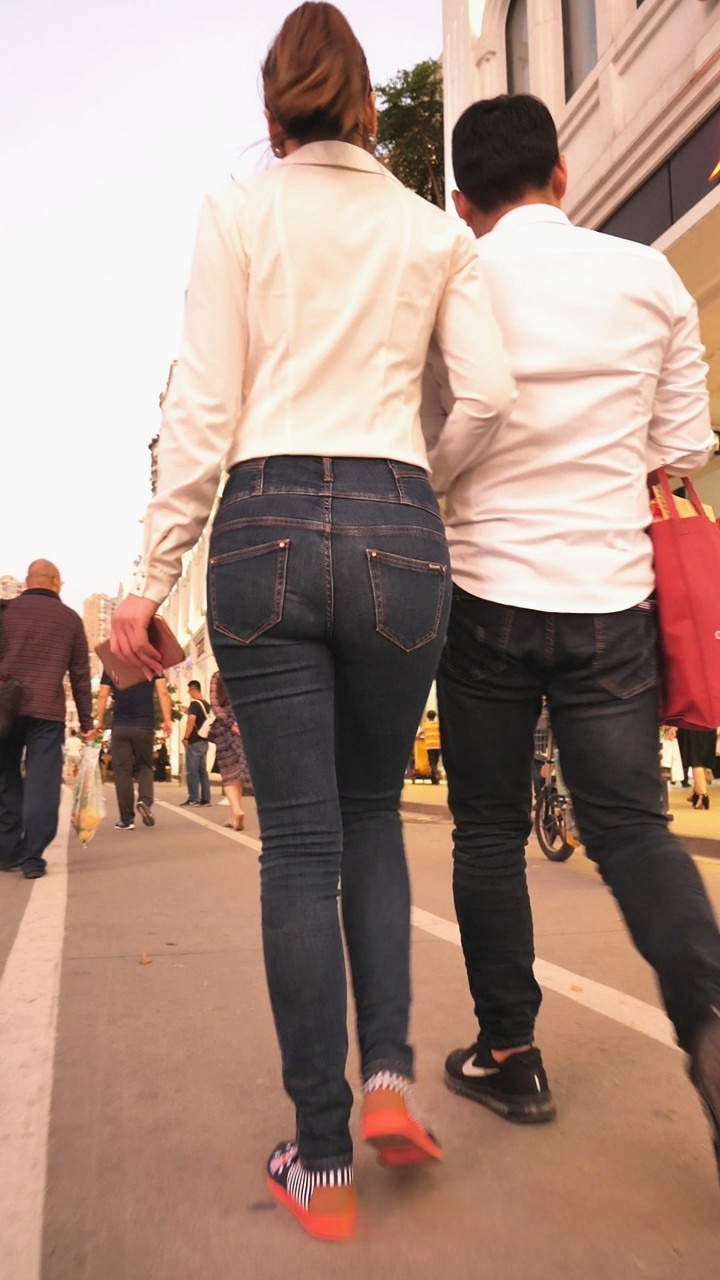 牛仔裤紧身美臀美眉[285M/MP4]