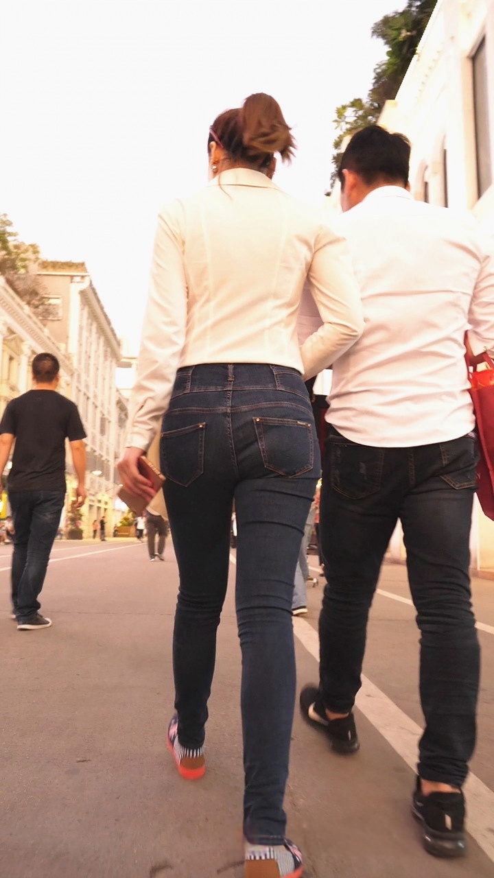 牛仔裤紧身美臀美眉[285M/MP4]