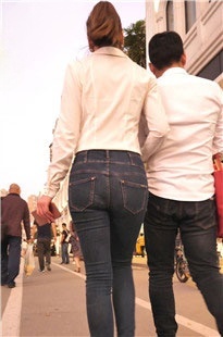 牛仔裤紧身美臀美眉[285M/MP4]