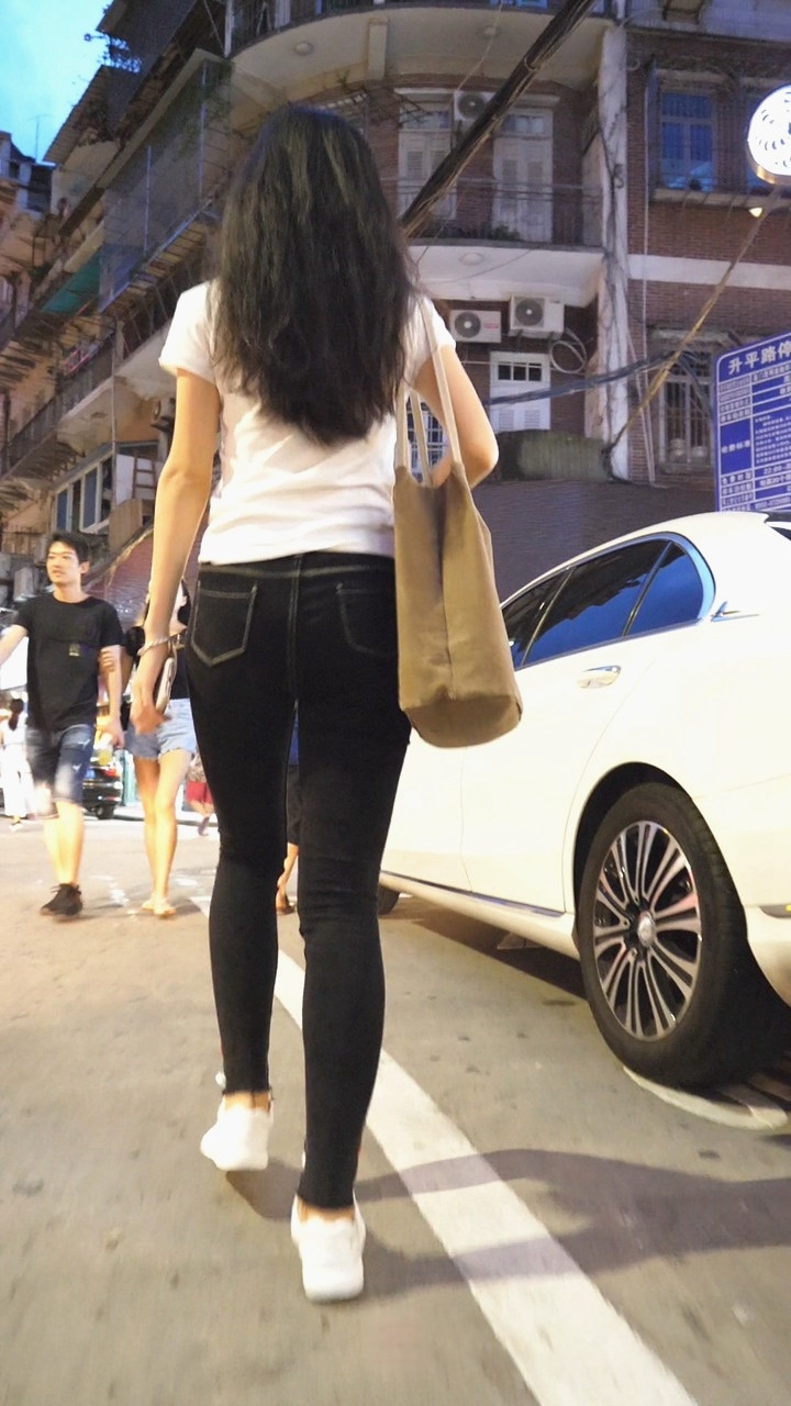 紧身美臀黑牛仔长发美眉[453M/MP4]