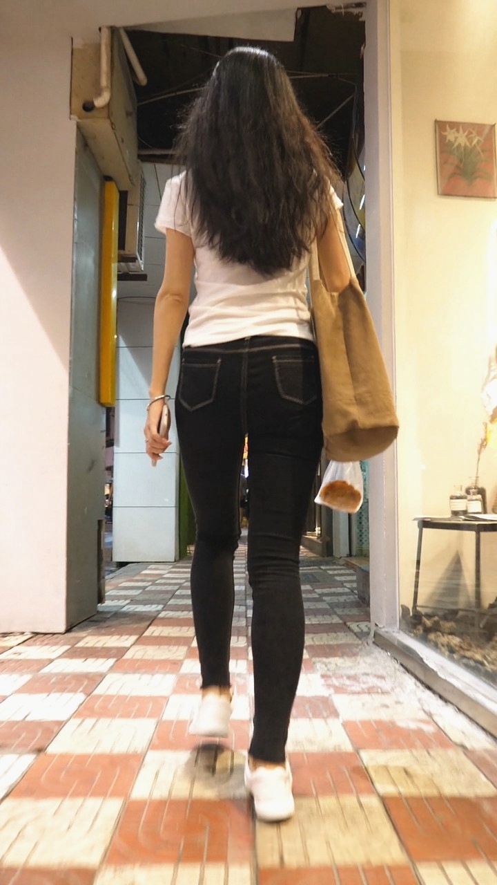 紧身美臀黑牛仔长发美眉[453M/MP4]