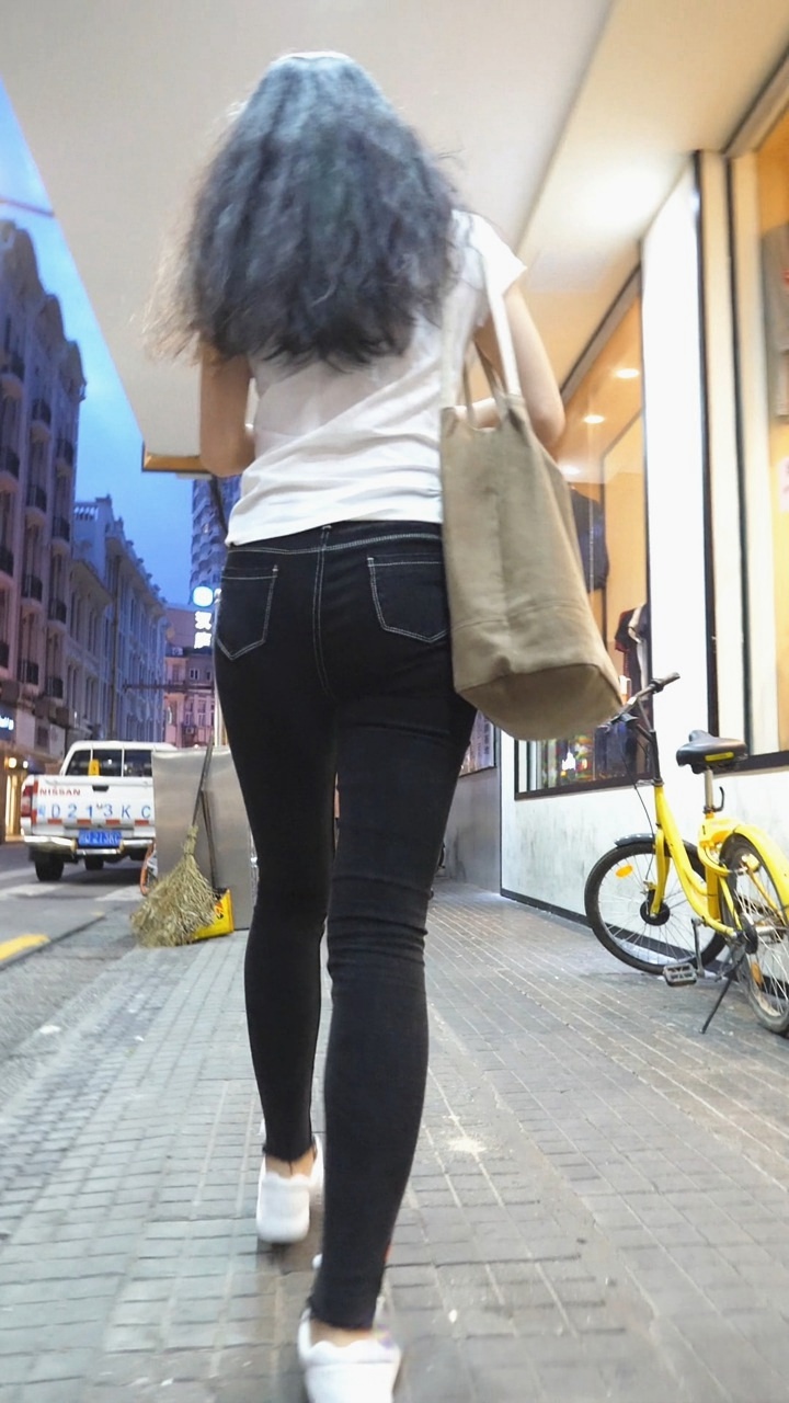 紧身美臀黑牛仔长发美眉[453M/MP4]