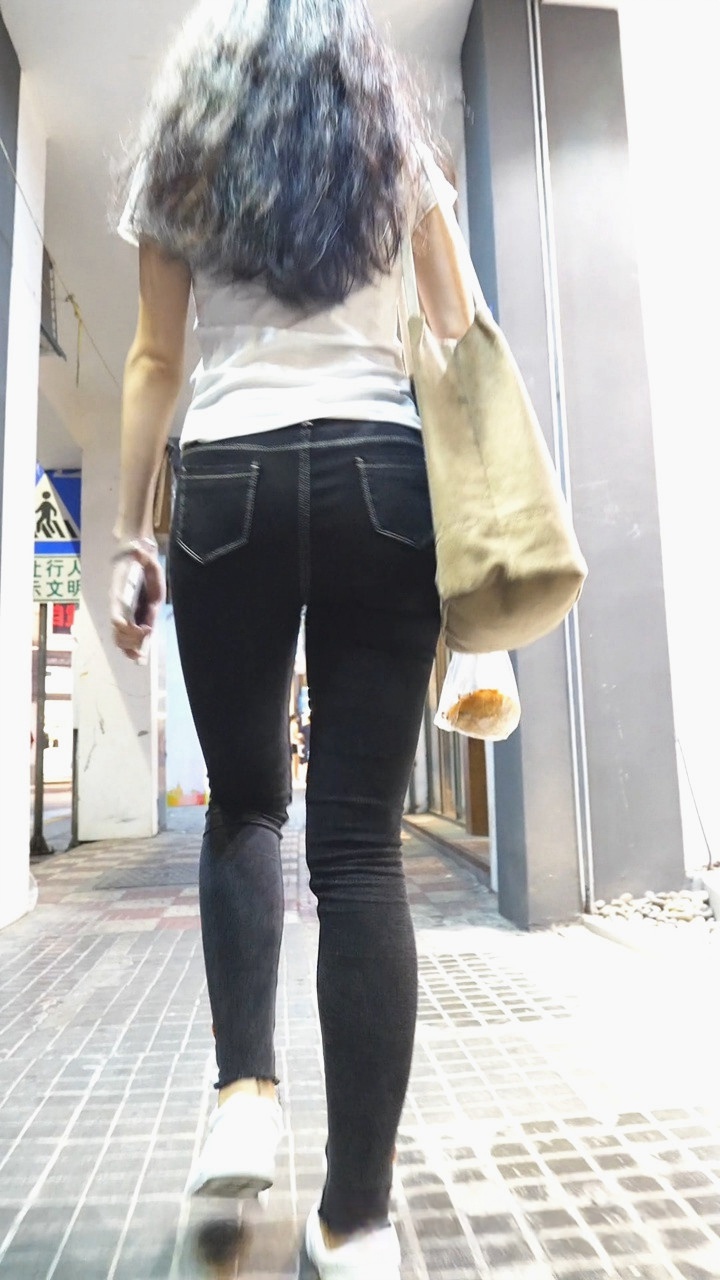 紧身美臀黑牛仔长发美眉[453M/MP4]