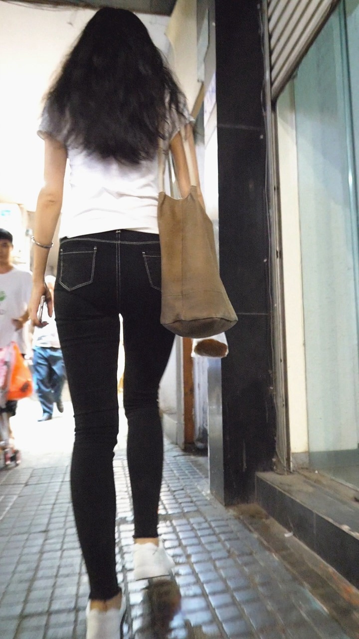 紧身美臀黑牛仔长发美眉[453M/MP4]