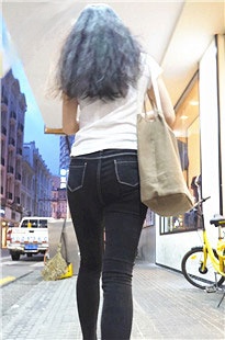 紧身美臀黑牛仔长发美眉[453M/MP4]