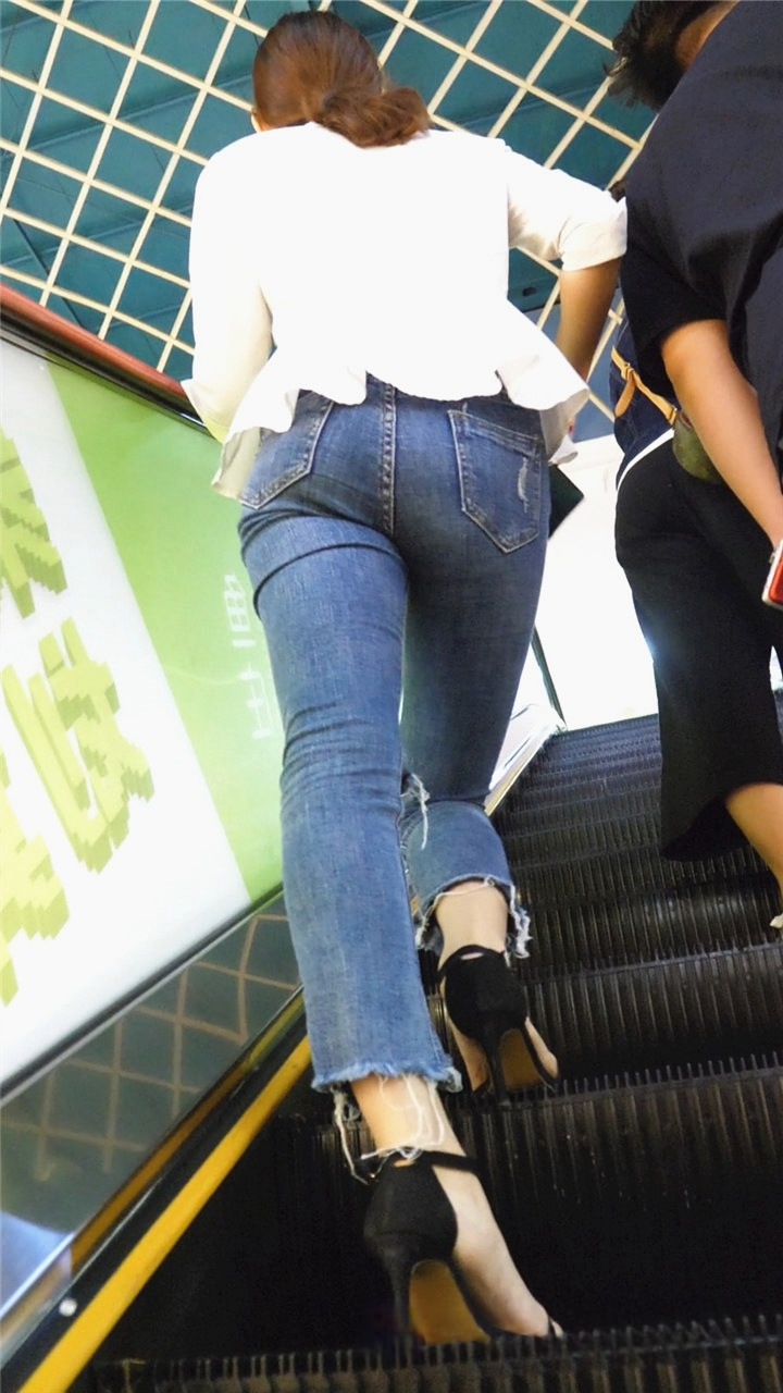 高跟紧牛眼镜美眉[549M/MP4]