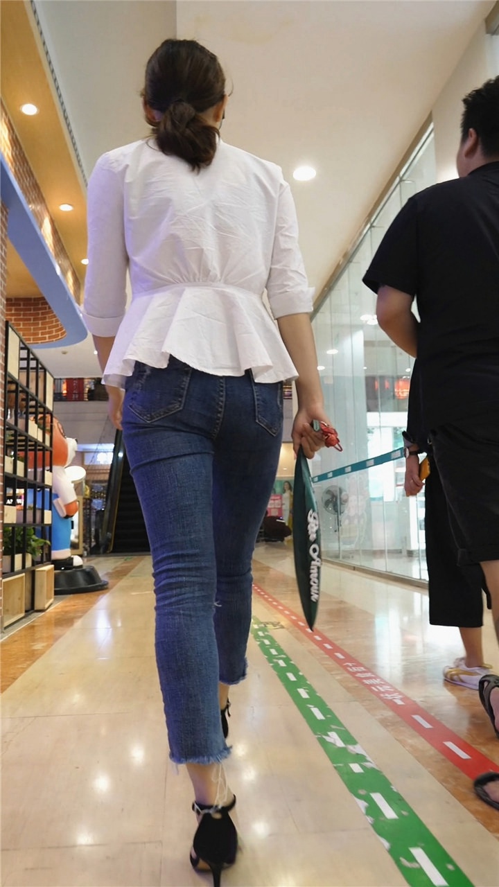 高跟紧牛眼镜美眉[549M/MP4]