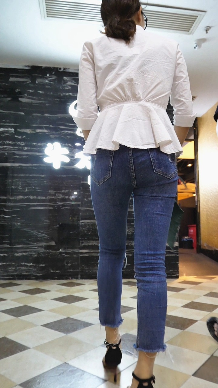 高跟紧牛眼镜美眉[549M/MP4]