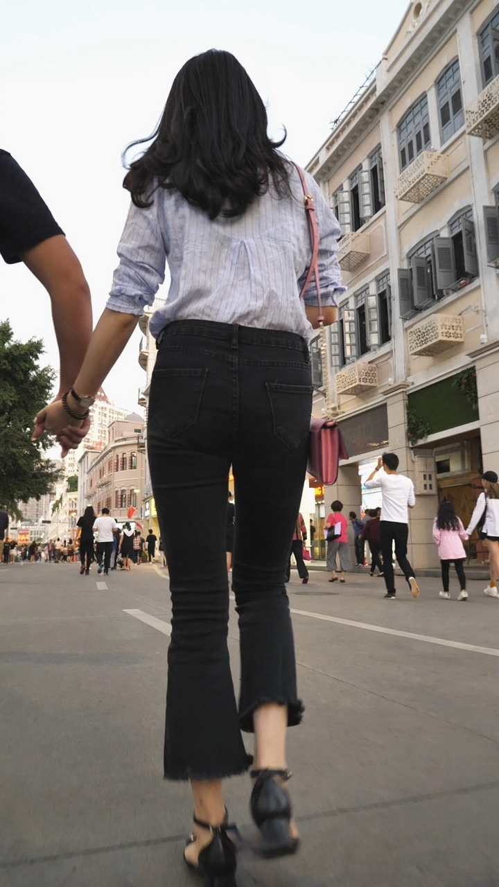 紧身黑牛仔美女承受力强[468M/MP4]