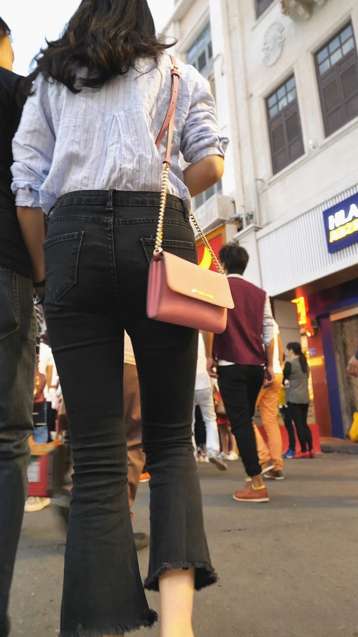 紧身黑牛仔美女承受力强[468M/MP4]