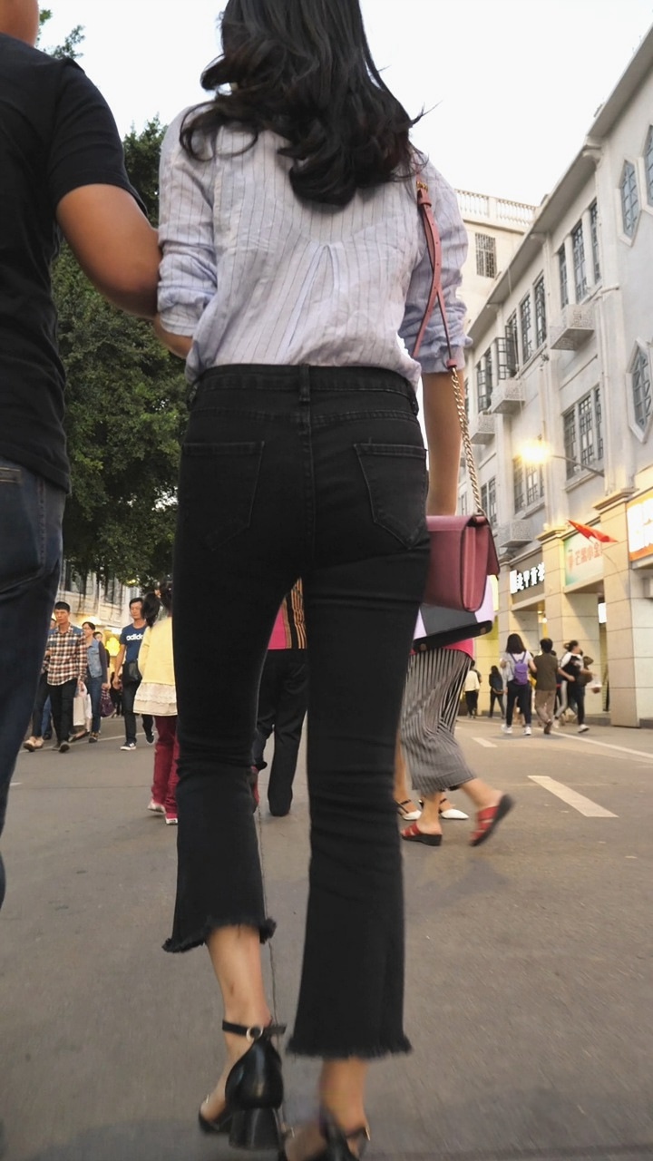 紧身黑牛仔美女承受力强[468M/MP4]