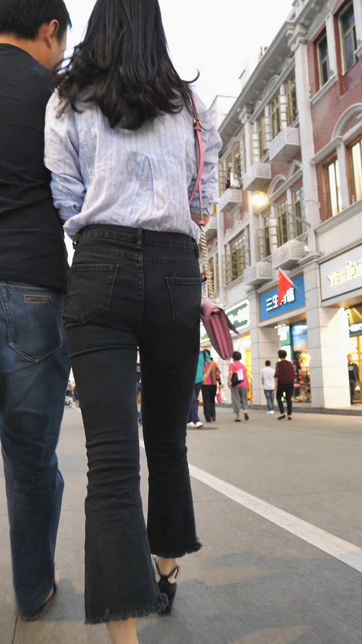 紧身黑牛仔美女承受力强[468M/MP4]