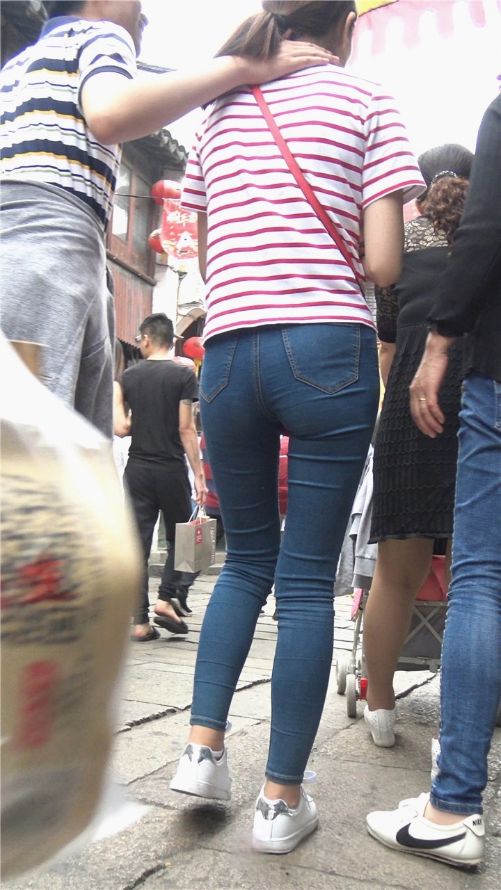 4K-蓝色紧牛美眉在逛街[2.73G/MP4]