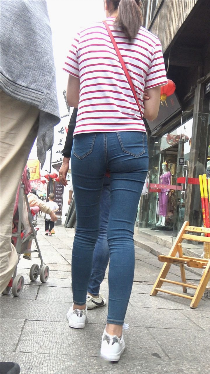 4K-蓝色紧牛美眉在逛街[2.73G/MP4]