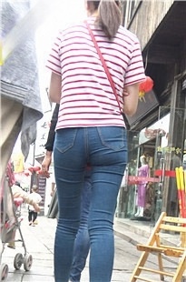 4K-蓝色紧牛美眉在逛街[2.73G/MP4]