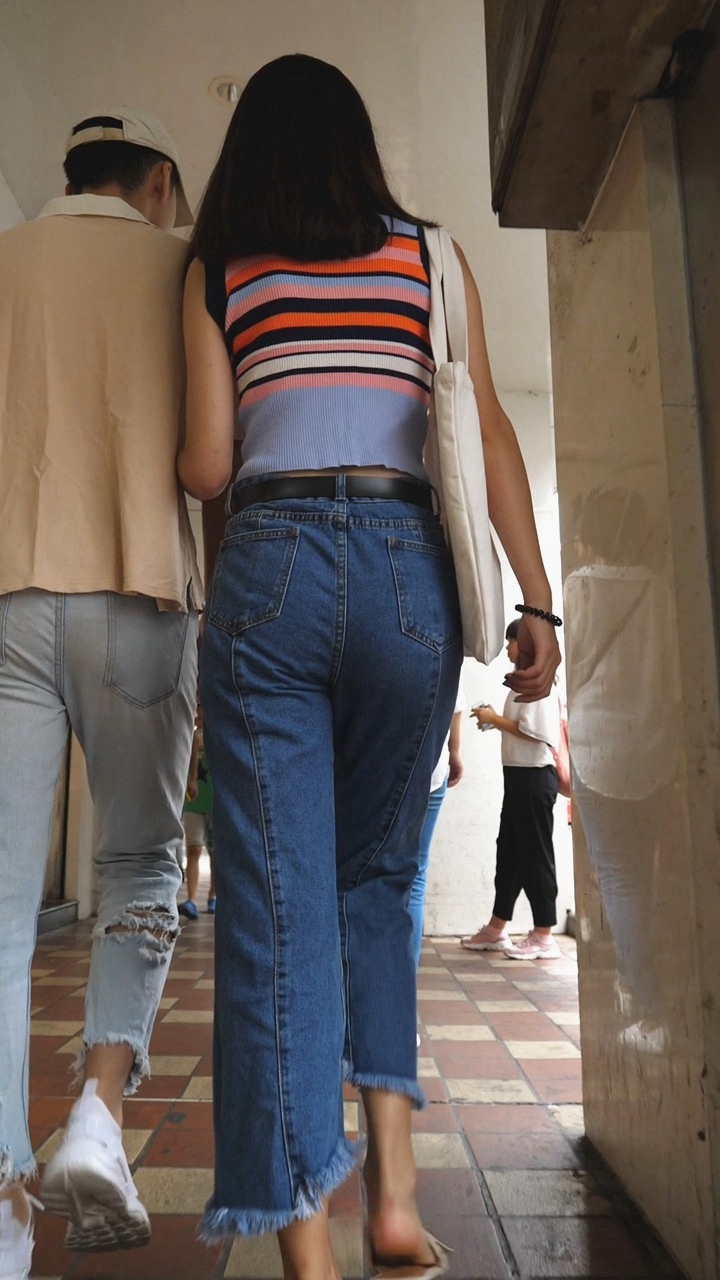 极品七分牛仔裤美眉[301M/MP4]