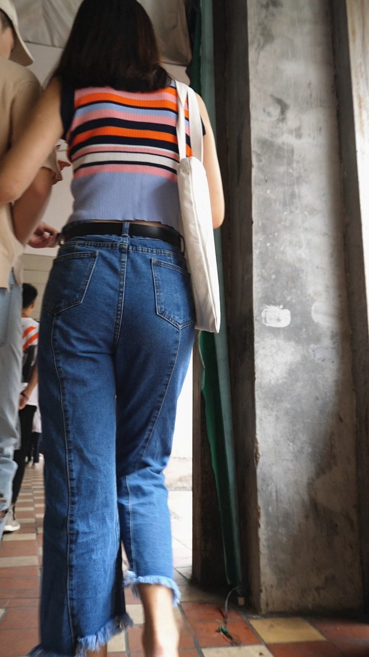 极品七分牛仔裤美眉[301M/MP4]