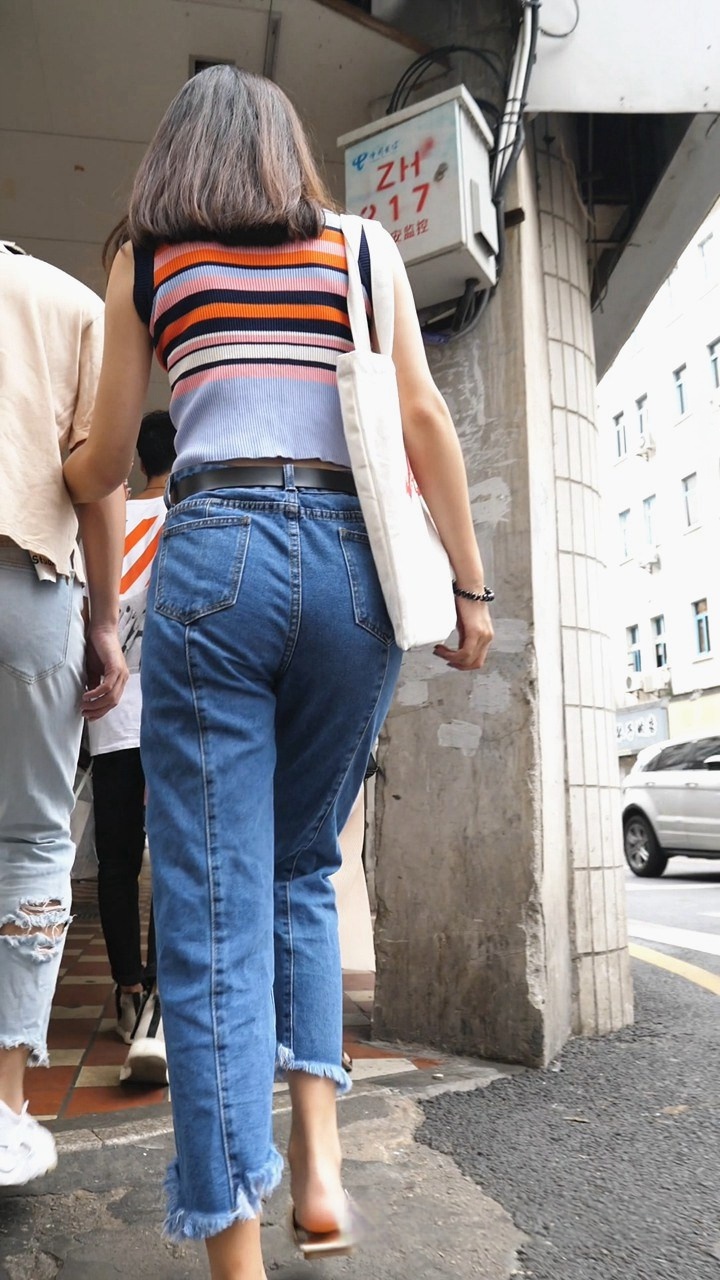 极品七分牛仔裤美眉[301M/MP4]