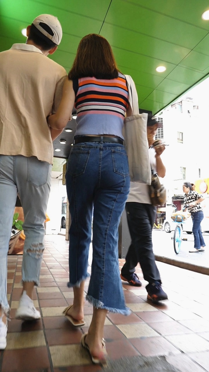 极品七分牛仔裤美眉[301M/MP4]