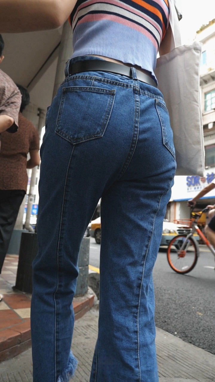 极品七分牛仔裤美眉[301M/MP4]