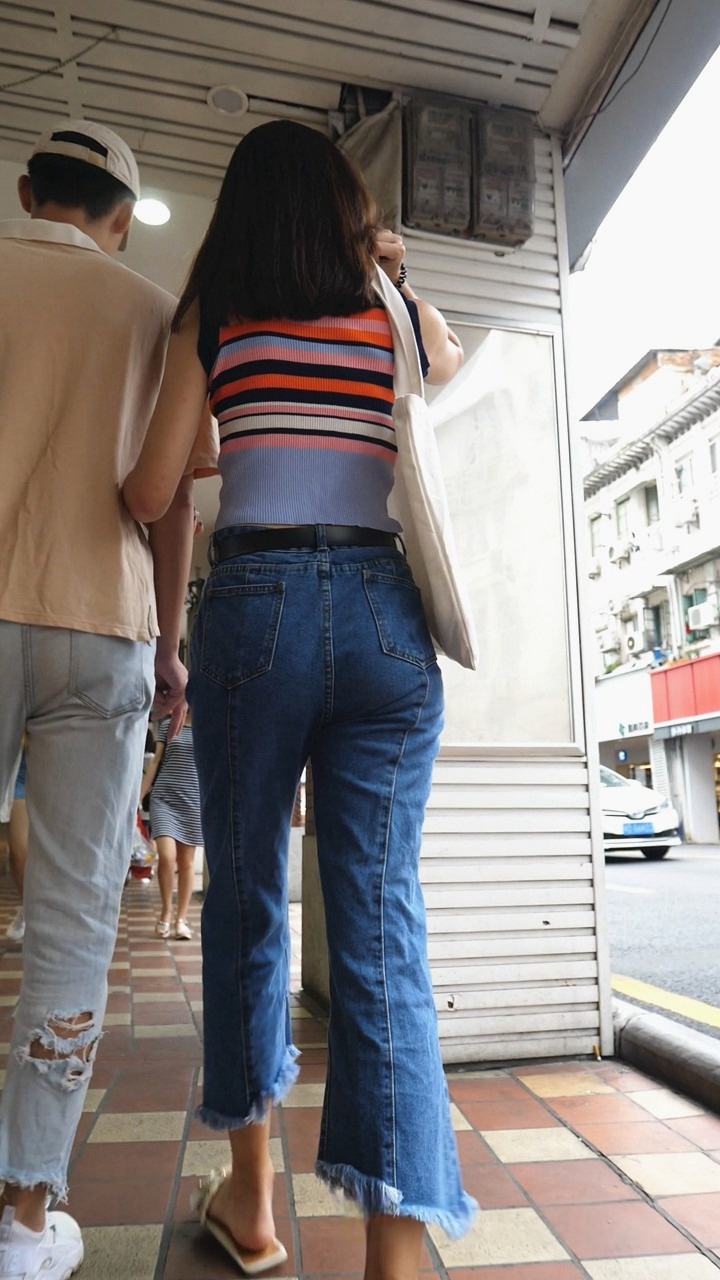 极品七分牛仔裤美眉[301M/MP4]