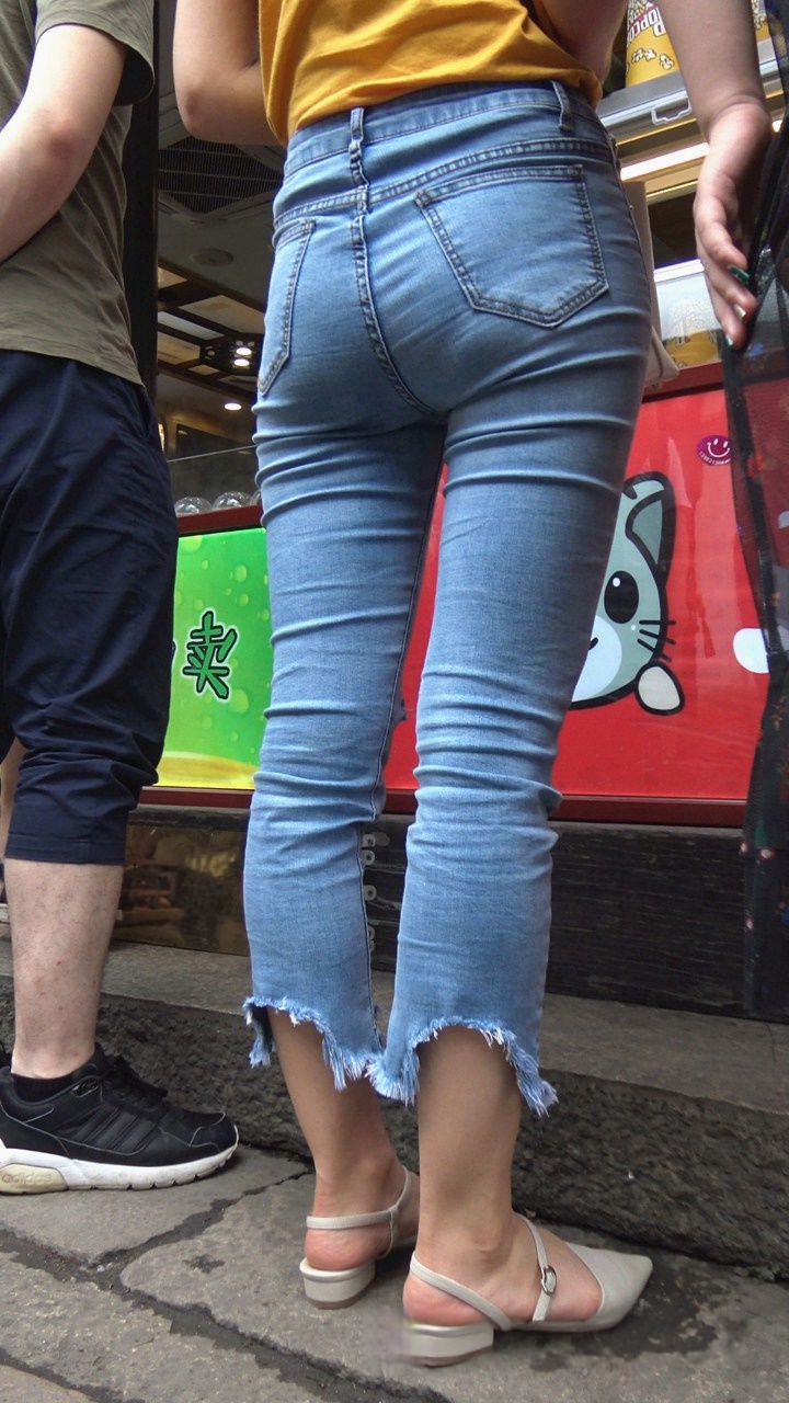 4K-身材很棒的牛仔裤美眉[2.37G/MP4]