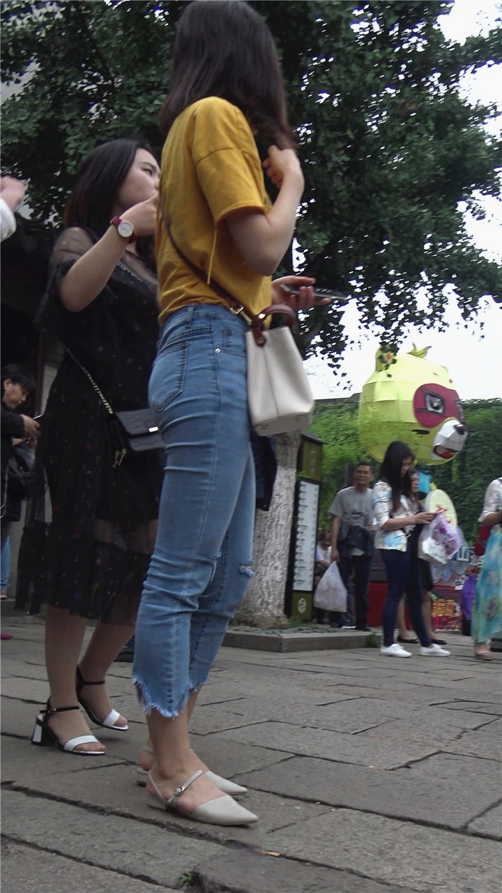 4K-身材很棒的牛仔裤美眉[2.37G/MP4]