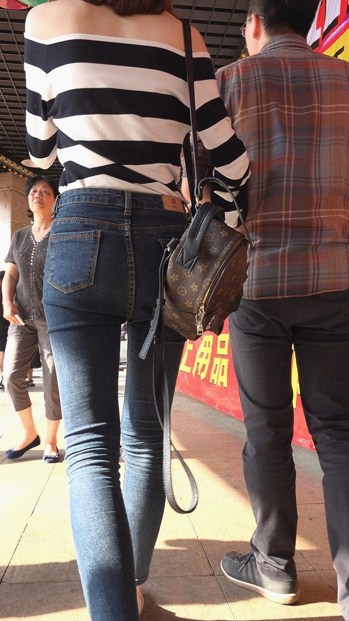 4K-极品黑色牛仔裤美女[2.25G/MP4]