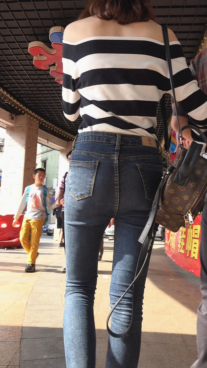 4K-极品黑色牛仔裤美女[2.25G/MP4]