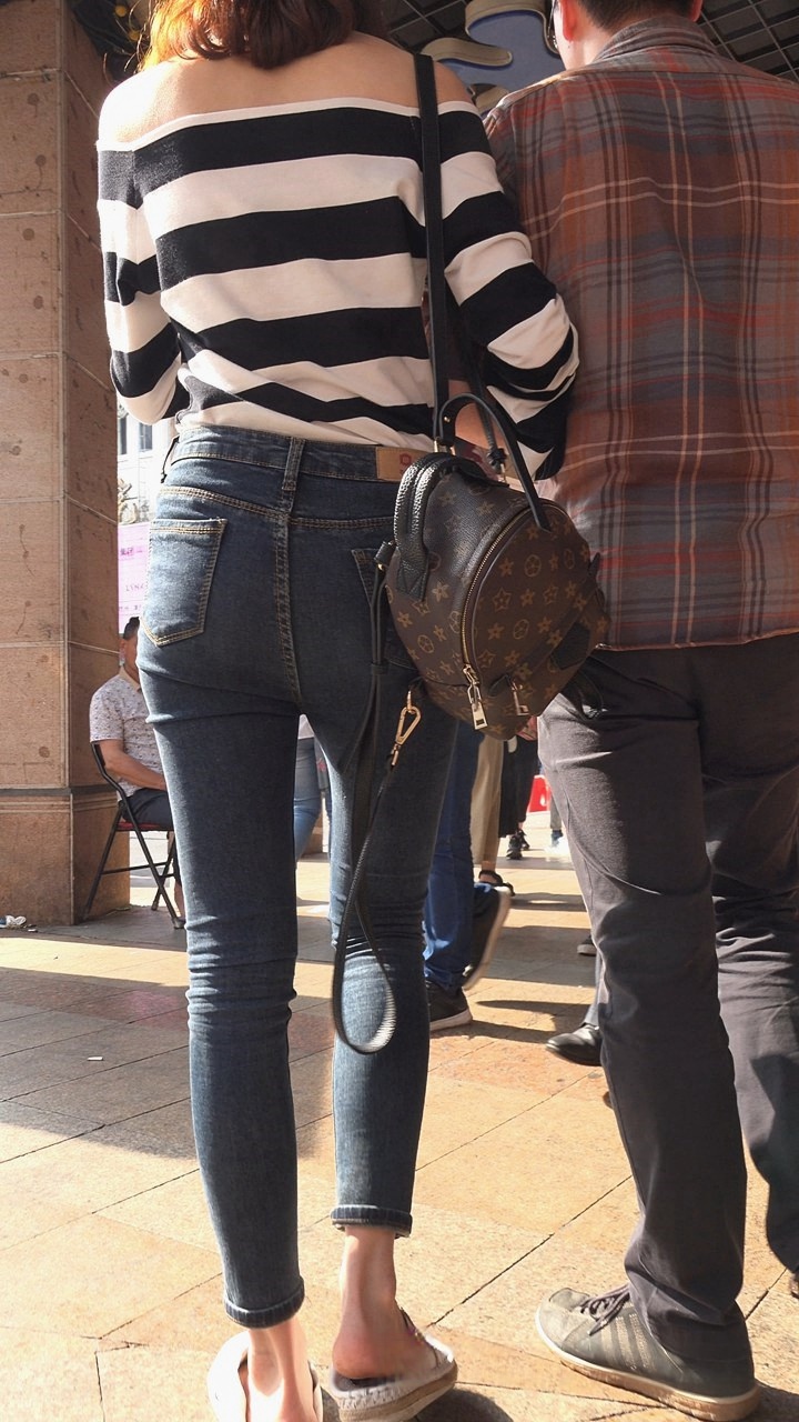 4K-极品黑色牛仔裤美女[2.25G/MP4]