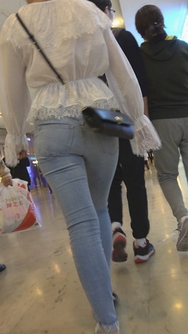 4K-商场极品蓝色紧身饱满圆润丰臀显内痕美女[724M/MP4]