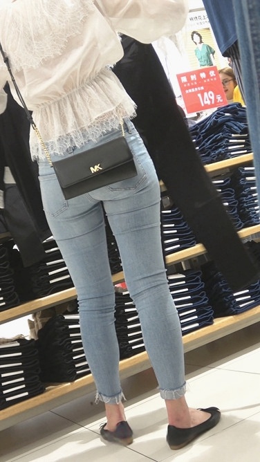 4K-商场极品蓝色紧身饱满圆润丰臀显内痕美女[724M/MP4]